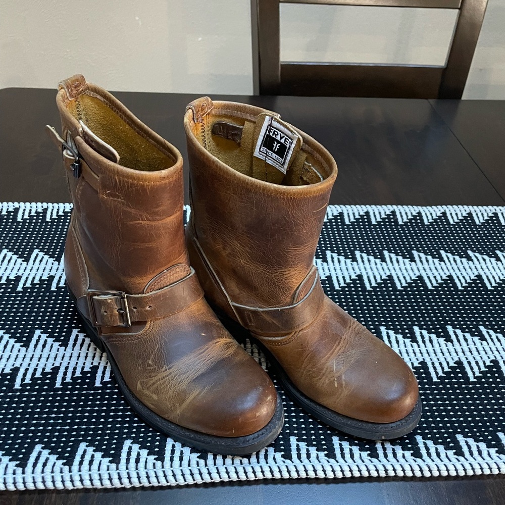 EUC FRYE women’s Engineer 8R motorcycle boot SZ 6 M - distressed brown leather
